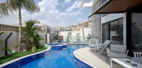 Kolam renang di atau dekat dengan LUX amazing villa with private pool