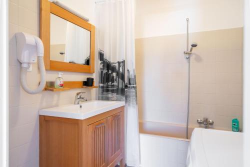 a bathroom with a sink and a mirror and a shower at Spacieux 3 pieces a 5 min des plages in Antibes
