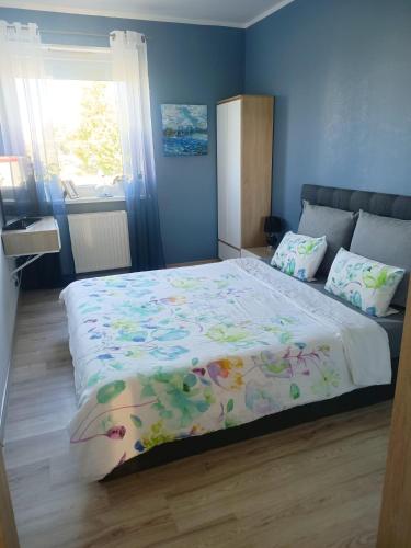 um quarto com uma cama grande num quarto com uma janela em Apartament Wichrowe Wzgórze Olsztyn em Olsztyn