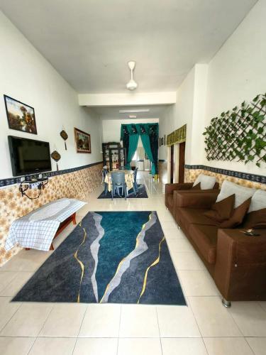 ein Wohnzimmer mit einem Sofa und einem Teppich in der Unterkunft Homestay Hitech Kulim Islam Guest Only in Kulim