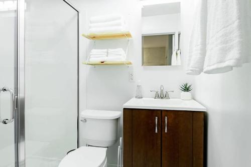 y baño con aseo, lavabo y espejo. en DesignerFlat Nestled Between Dupont&Logan Circles, en Washington