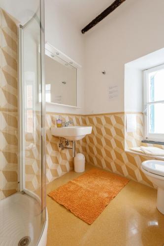Koupelna v ubytování "Marina Apartment" is Unique, Authentic, Beachfront, 2 Aircondo BDR , 2BHT, easy to Train or 300mt walk from Private Parking