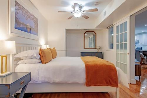 ワシントンにあるFancy 1-BR in Central Location Parking availableのベッドルーム1室(ベッド1台、シーリングファン付)