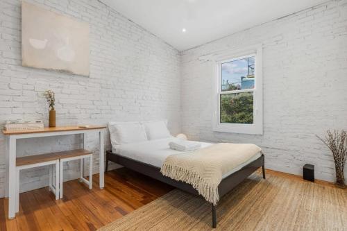 Una cama o camas en una habitación de Adorable Studio Space in Private Carriage House