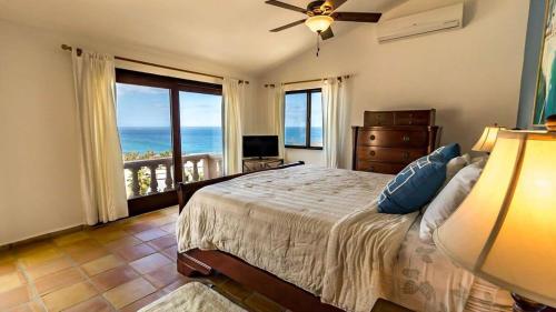 a bedroom with a bed with a view of the ocean at Easy access to South Palmilla beach in El Bedito