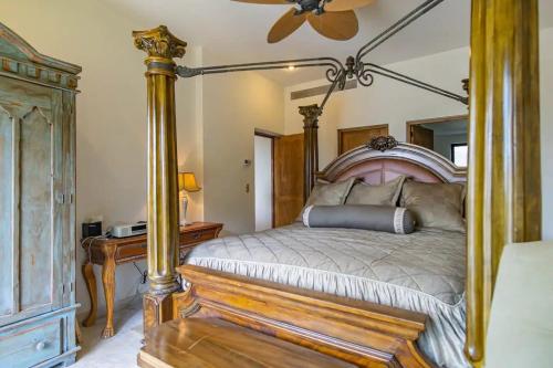 a bedroom with a bed with a wooden frame at Las Terrazas Cerro Colorado in El Bedito