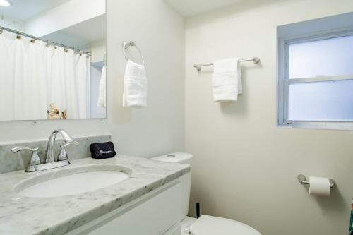 A bathroom at Lux CoHi Cove Walk to METRO Subway Shopping Howard Univ Medstar