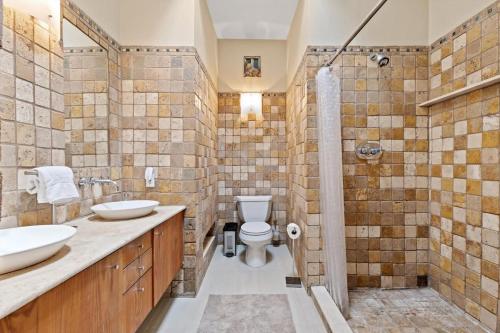 y baño con 2 lavabos, aseo y ducha. en Capitol Hill Homestay Convenient to H St, en Washington