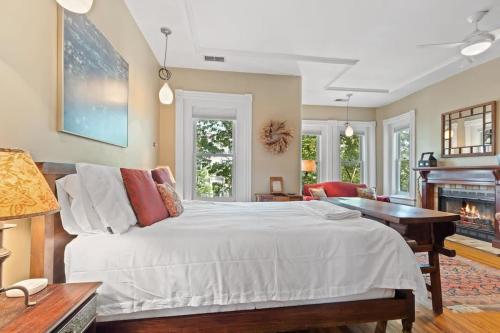 1 dormitorio con 1 cama grande y chimenea en Capitol Hill Homestay Convenient to H St, en Washington