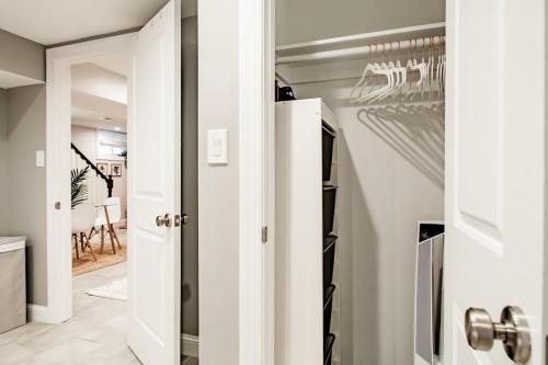 Private 1-BR DC Residential-Style Stay Parking في واشنطن: مطبخ مع باب مفتوح للثلاجة