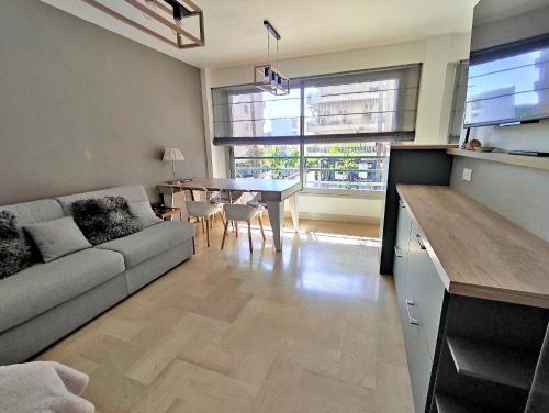 un salon avec un canapé et une table dans l'établissement Eaux Bulles Azur, à Cagnes-sur-Mer