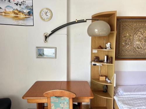 Zimmer mit einem Tisch, einer Lampe und einem Bett in der Unterkunft Mina view condo 12 in Pattaya South