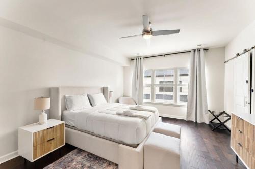 Ashburn 4-BR Homestay Close to Dulles & METRO في Brambleton: غرفة نوم بيضاء بها سرير ونافذة