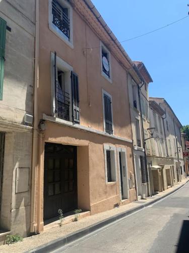 un vieux bâtiment sur le côté d'une rue dans l'établissement Studio Centre historique Carpentras : Mya lee, à Carpentras