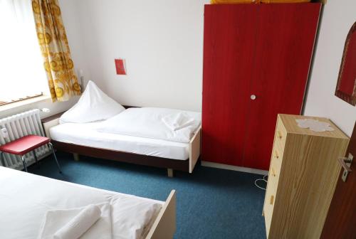 um quarto com duas camas e um armário vermelho em Fewo Blumbach Nr 4, Schluchsee, Feldberg em Schluchsee