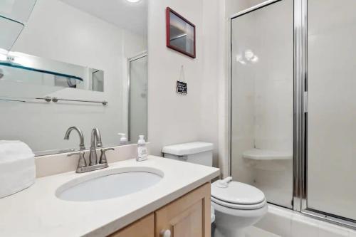 La salle de bains est pourvue d'un lavabo, de toilettes et d'une douche. dans l'établissement Quintessential Georgetown Homestay Wisconsin Ave, à Washington