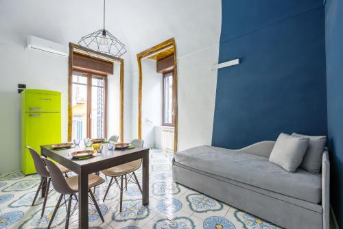 ein Wohnzimmer mit einem Sofa und einem Tisch in der Unterkunft Leticia's Apartment by Wonderful Italy in Neapel