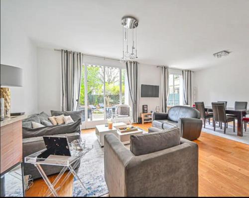 Beautiful 3 bdr apartment with garden close to Champs-Elysées