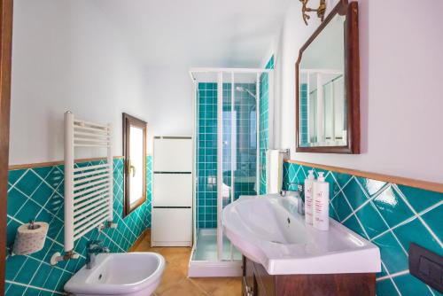 ein Badezimmer mit 2 Waschbecken und einem Spiegel in der Unterkunft Leticia's Apartment by Wonderful Italy in Neapel