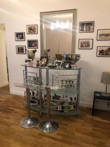 une console d'affichage comportant des objets dans une pièce dans l'établissement Beautiful 3 bdr apartment with garden close to Champs-Elysées, à Neuilly-sur-Seine