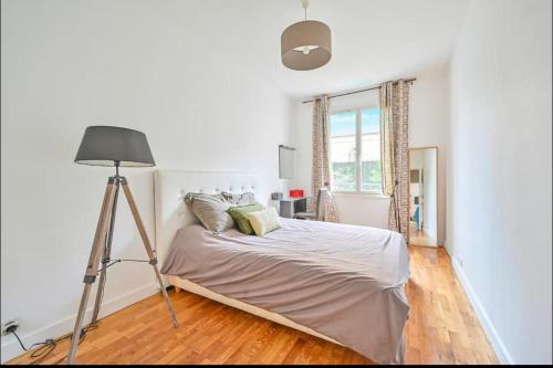 Ένα ή περισσότερα κρεβάτια σε δωμάτιο στο Beautiful 3 bdr apartment with garden close to Champs-Elysées