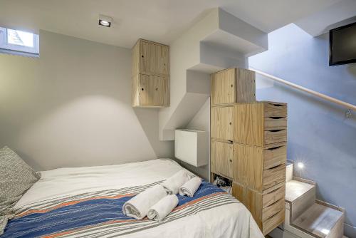 - une petite chambre avec un lit et des placards en bois dans l'établissement Maison Bianchi - Jean Médecin, à Nice