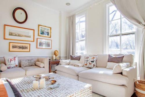 Gallery image of LUXE Cameron House Off King St Est 1870 in Alexandria