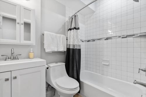 巴尔的摩Charm City Homestay in Washington Village的带马桶和水槽的白色浴室