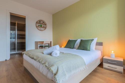 une chambre avec un grand lit avec des serviettes dessus dans l'établissement One bedroom apartment with balcony, city center, à Tourcoing