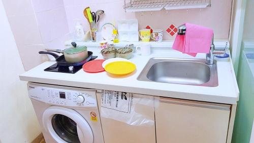 a kitchen counter with a sink and a washing machine at J-GGV103 close to Jeonbuk University in Jeonju