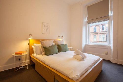 sypialnia z dużym łóżkiem i oknem w obiekcie Stunning 2 bed property in heart of West End w Glasgow