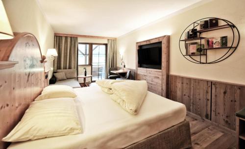 Una cama o camas en una habitación de Fischerwirt am See