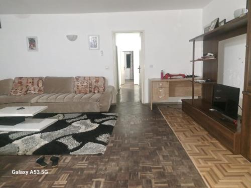 ein Wohnzimmer mit einem Sofa und einem TV in der Unterkunft Yulendo in Beira