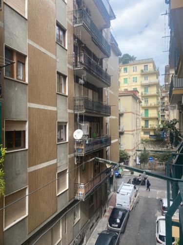 - Vistas a una calle de la ciudad desde un edificio en B&B IL PALCOSCENICO, en Salerno