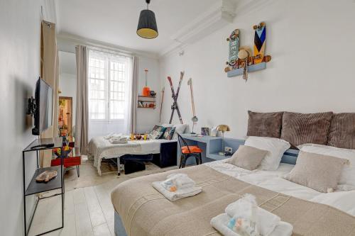 a bedroom with a bed and a living room at 372 Suite Saulnier 2 - Superbe Appartement à Paris in Paris