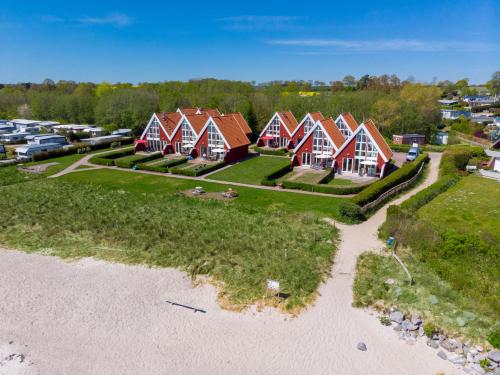 an aerial view of a row of houses on a beach at Ocean 3 in Rettin