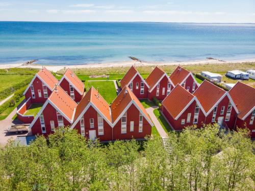 eine Luftansicht einer Reihe von Häusern in Strandnähe in der Unterkunft Ocean 4 in Rettin