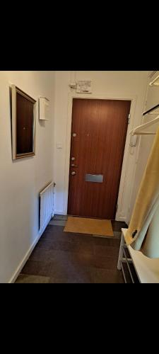 eine Holztür in einem Zimmer mit Flur in der Unterkunft Room in apartment in Malmö