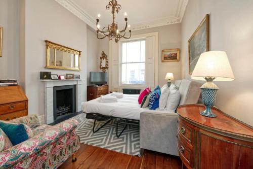 een slaapkamer met een groot bed en een open haard bij Special offer! Fantastic 1 bed flat in Pimlico in Londen