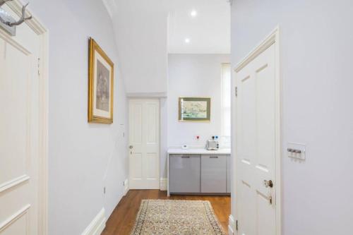 een witte hal met een wastafel en een badkamer bij Special offer! Fantastic 1 bed flat in Pimlico in Londen