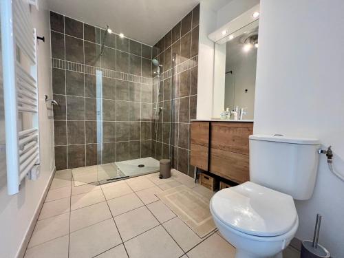 une salle de bain avec toilettes et douche dans l'établissement Calypso, appartement Vue mer, à La Ciotat