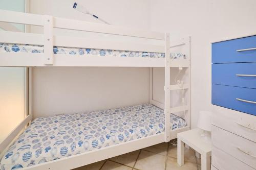 彭圖尼的住宿－Casa Corallo，一间带两张双层床和电视的卧室