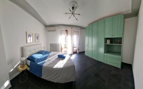 1 dormitorio con 1 cama y armarios verdes en Sunbath House Pisa - Free Parking - Near Pisa Center, en Pisa