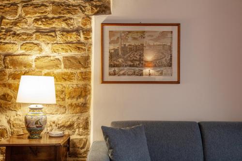 Posedenie v ubytovaní Aurora's, Renaissance Suite, Historic Apartment, pivot location, few walks from all, AC bedroom