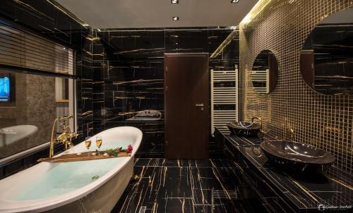 Vera HOTEL-VILLA في بريشتيني: حمام أسود مع حوض ومغسلة