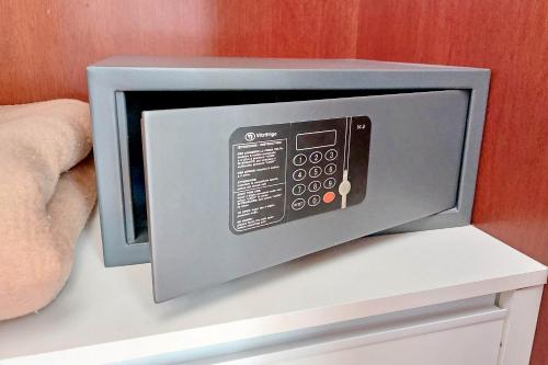 a microwave oven sitting on top of a cabinet at Domus Maggiore in Rome