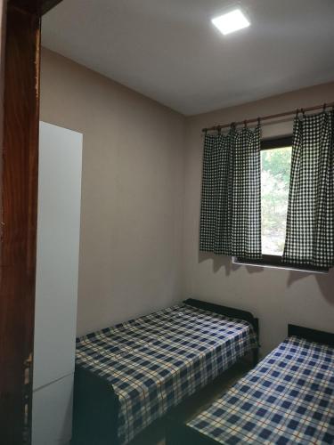 a bedroom with two beds and a window at Samo Skreneš in Brežani