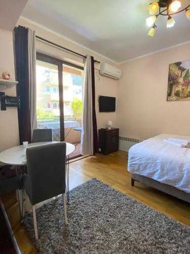 une chambre avec un lit, un bureau et une table dans l'établissement Yasmin studio apartment, à Budva