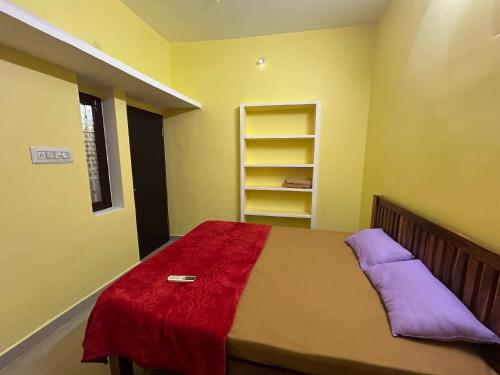 En eller flere senge i et værelse på Selvas Budget Stay Pondy