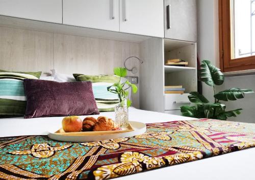 a plate of food on top of a bed at HoliHome - Nobil Villani - Bilocale piano terra in Tortoreto Lido